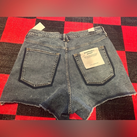 NWT Good American Bombshell short size 16
Length: 17” (longest) - Picture 2 of 7